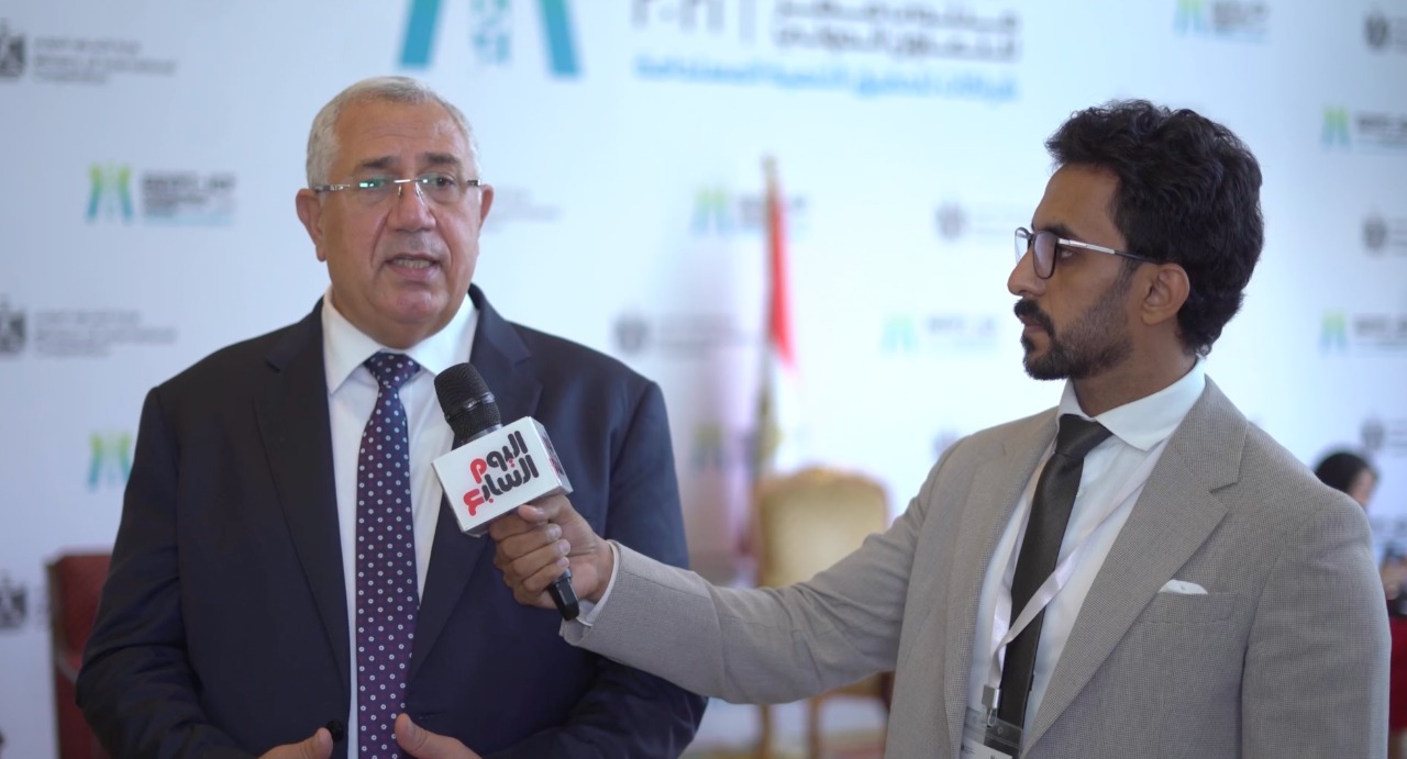 وزير الزراعة السيد القصير والزميل الصحفي محمد أسعد  (2)