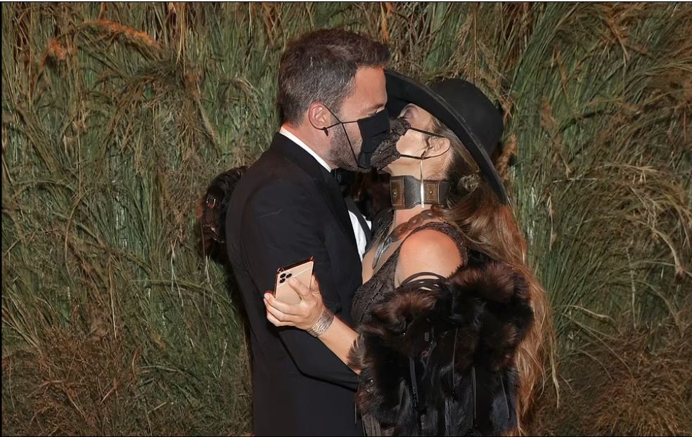 Jennifer Lopez kisses Ben Affleck with a mask