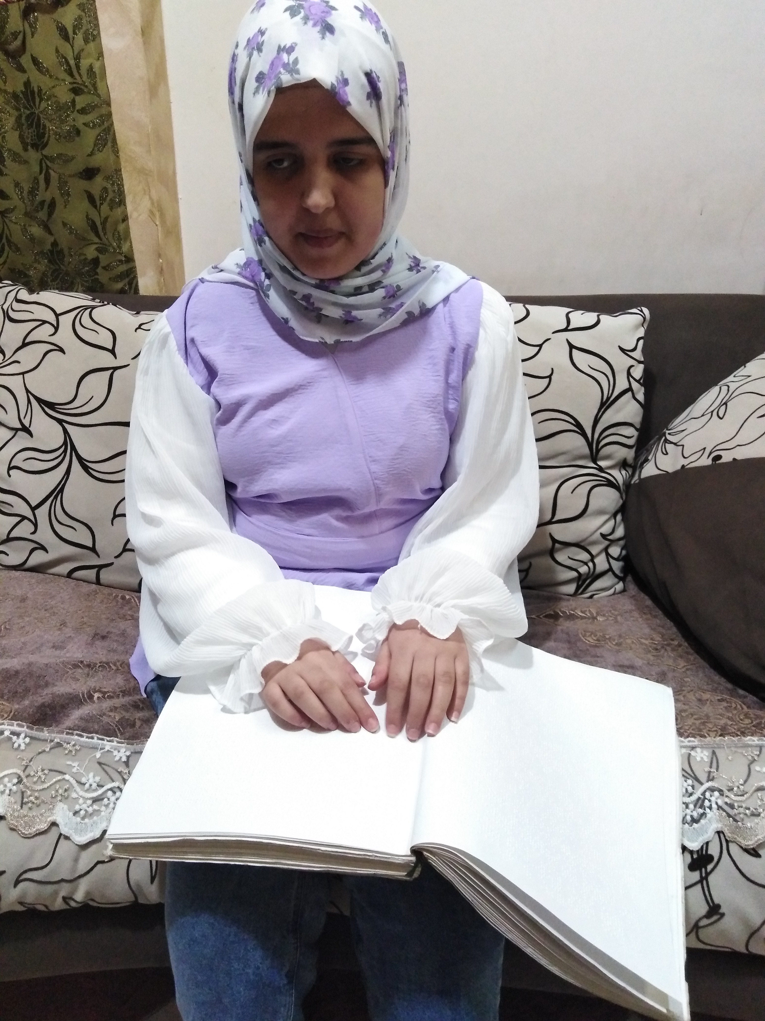إسراء تقرأ القرآن