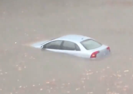 السيارات غارقة فى الفيضانات