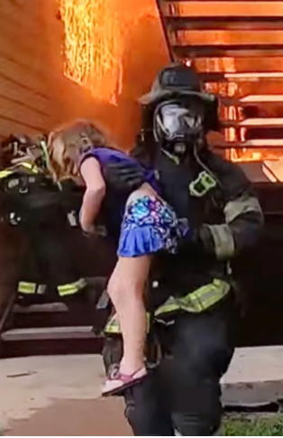 Firefighter saves the little girl