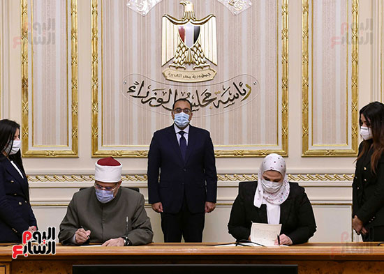 رئيس الوزراء يشهد توقيع بروتوكول بشأن مساندة صندوق الاستثمار الخيرى (3)