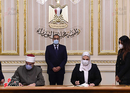 رئيس الوزراء يشهد توقيع بروتوكول بشأن مساندة صندوق الاستثمار الخيرى (2)