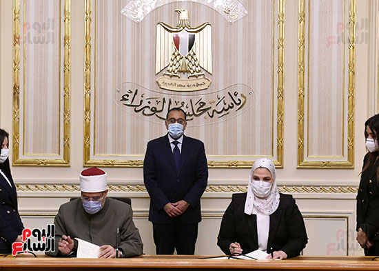 رئيس الوزراء يشهد توقيع بروتوكول بشأن مساندة صندوق الاستثمار الخيرى (1)