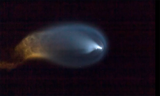 متن كبسولة صاروخ سبايس إكس فالكون 9 إلى الفضاء، فلوريدا، الولايات المتحدة
