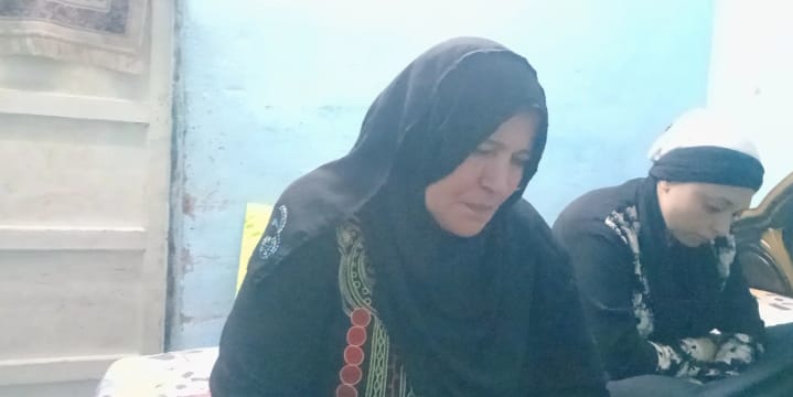 بكاء وألم على وجه والدة وزوجة أحمد أسامه العبد أد ضحايا بيارة الصرف بسيدي غازي