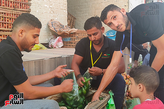شباب قرية بالشرقية يتكفلون باحتياجات الخضروات لـ 120 أسرة (6)