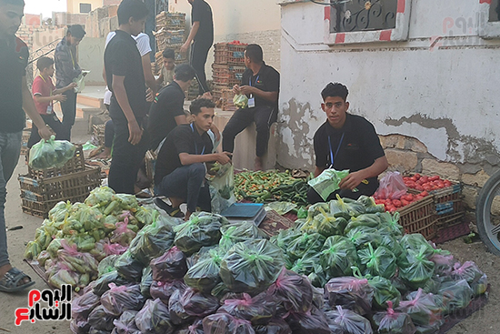 شباب قرية بالشرقية يتكفلون باحتياجات الخضروات لـ 120 أسرة (2)