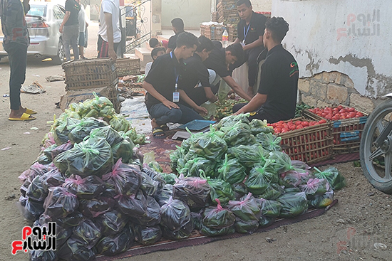 شباب قرية بالشرقية يتكفلون باحتياجات الخضروات لـ 120 أسرة (4)