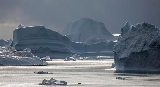 جبال جليدية في خليج ديسكو بالقرب من إيلوليسات