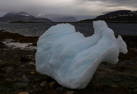 جبل جليدي  قبالة نوك أثناء انخفاض المد