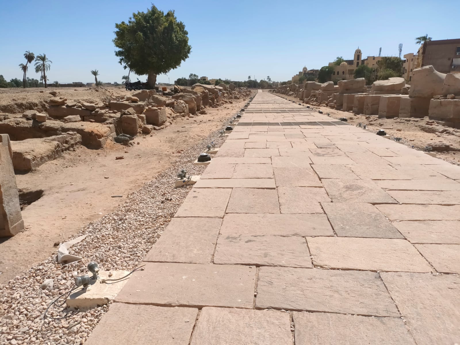 تطوير مدخل طريق الكباش الفرعونى من بوابة معبد خونسو