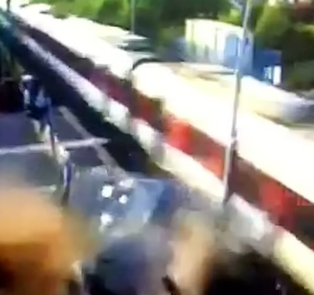 اصطدام السيارة بالقطار