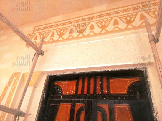 طمس-الرسومات-الفرعونيه-على-باب-المسجد