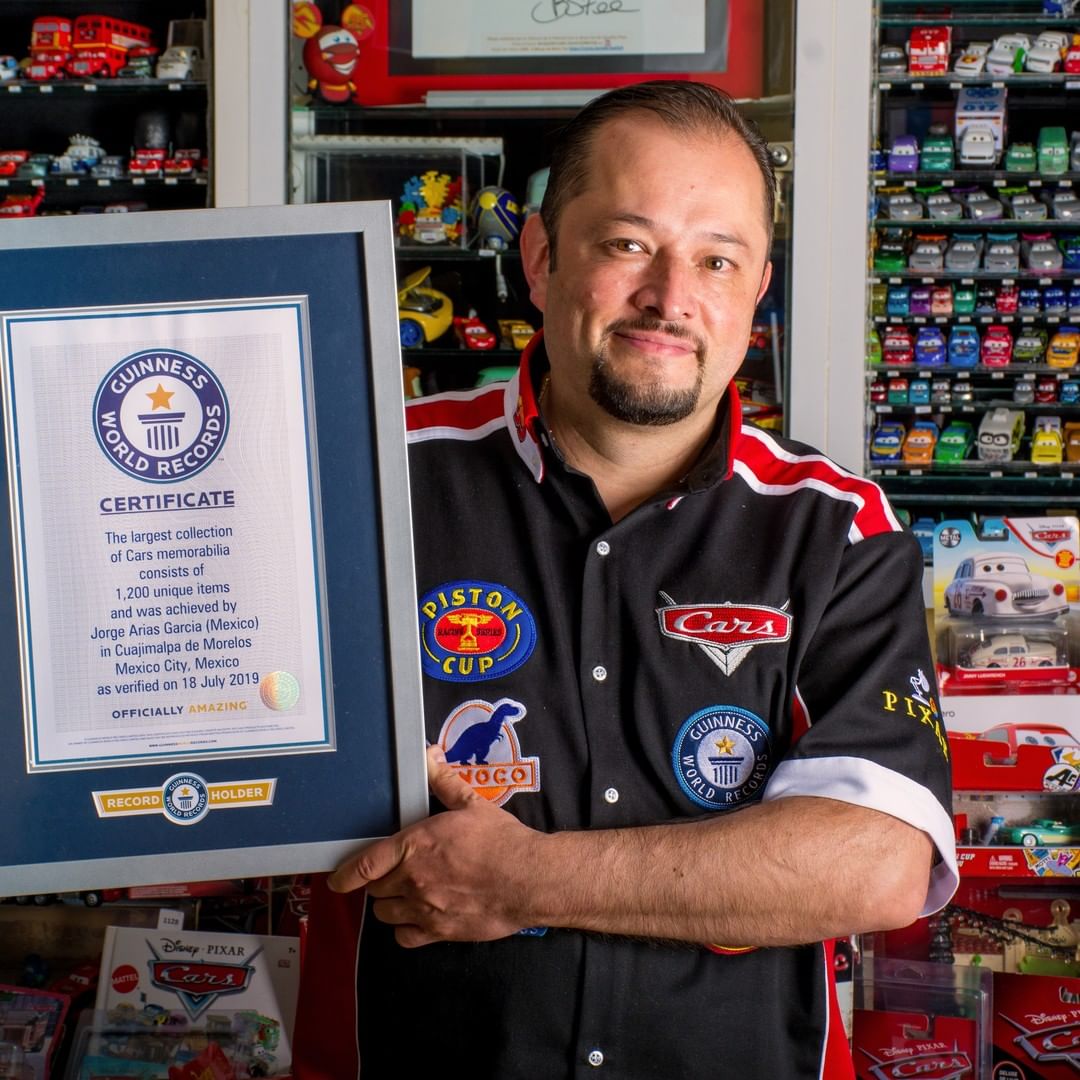 الرجل ومجموعه سياراته (1)