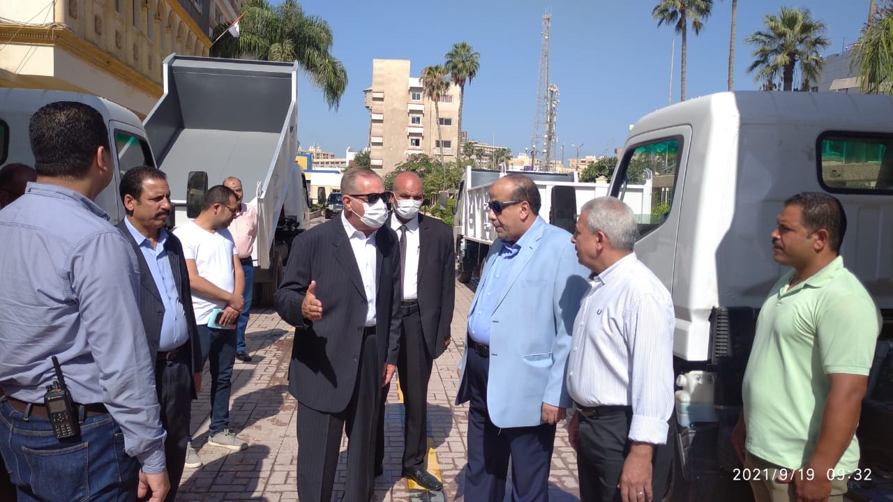 محافظ كفر الشيخ يتفقد سيارات نقل القمامة الجديدة من الخطة الاستثمارية