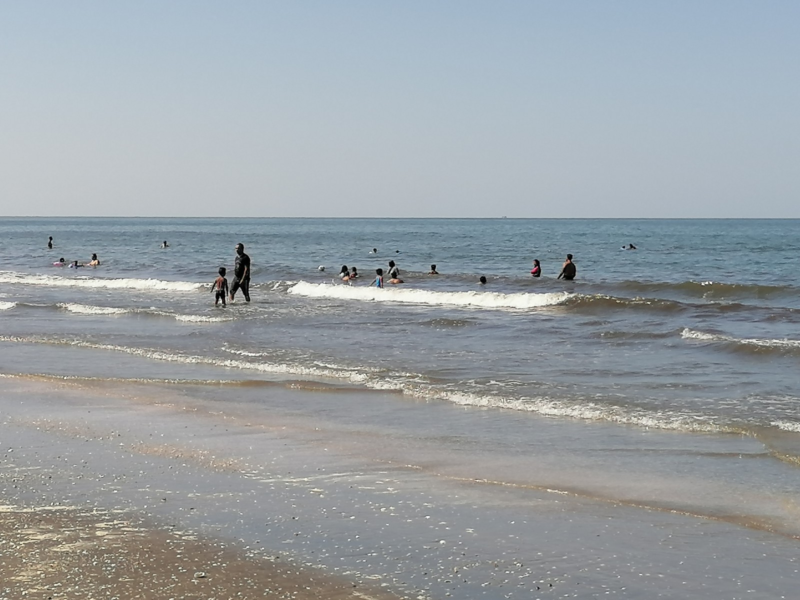 ممارسة السباحة على شاطئ بورسعيد