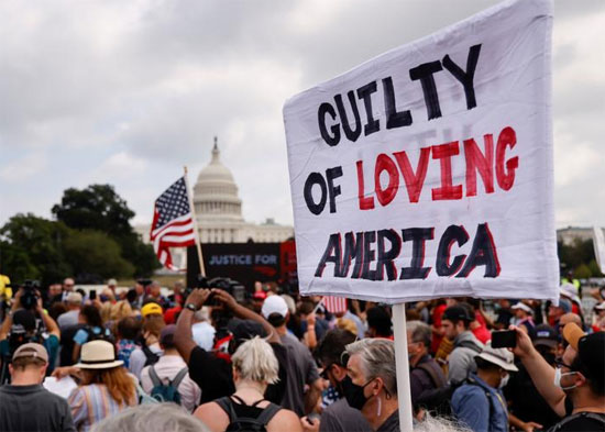 تم وضع لافتة خلال تجمع حاشد لدعم محاكمة المتهمين في هجوم 6 يناير على مبنى الكابيتول الأمريكي ، في واشنطن العاصمة