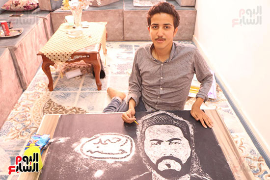 أحمد حسن فنان يستبدل الفرشاة والألوان بالملح والفحم لرسم الواقع وابتكار لوحات فنية جذابة (5)