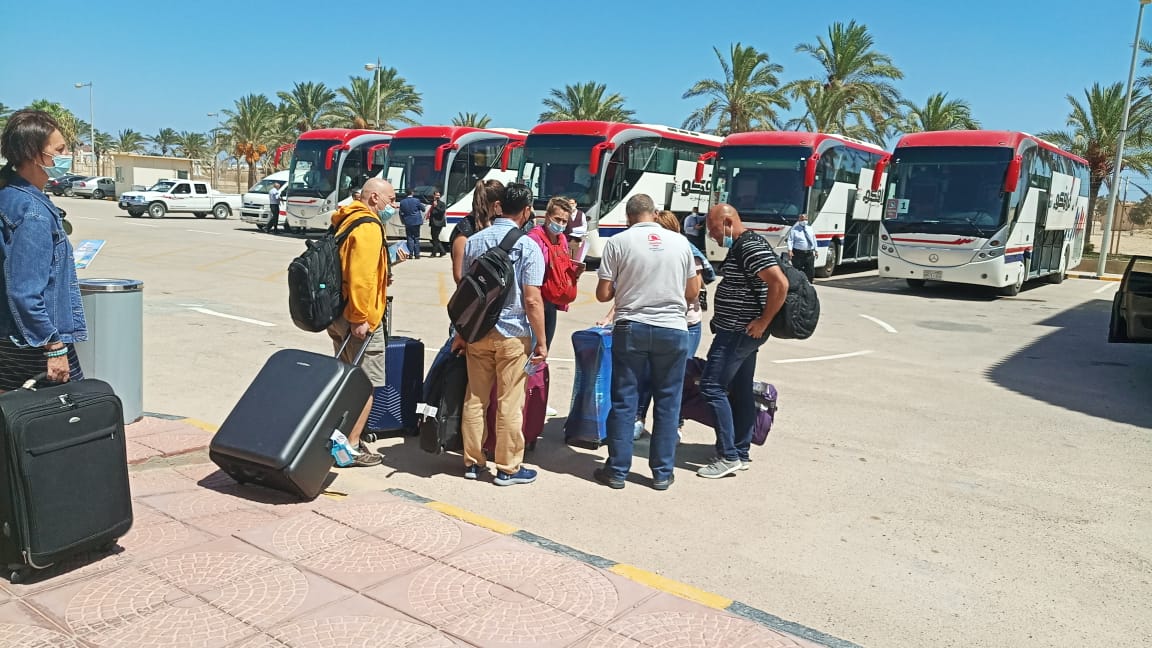السياح الرومان خلال وصولهم لمطار مرسي مطروح
