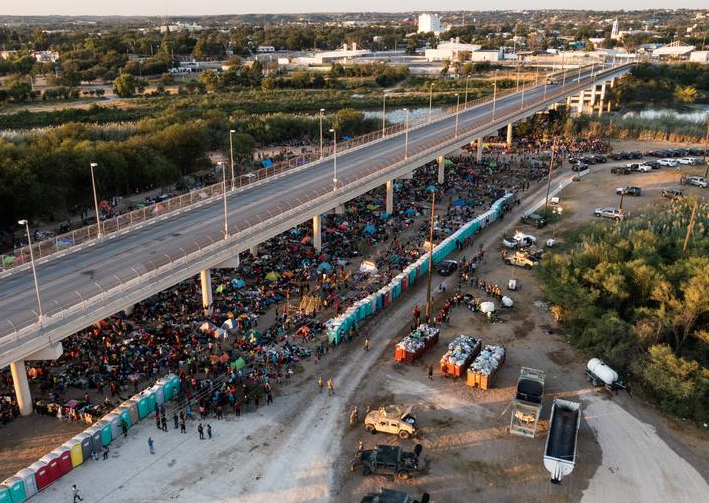 لجأ المهاجرون على طول جسر ديل ريو الدولي بعد عبور نهر ريو غراندي إلى الولايات المتحدة