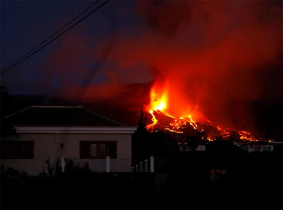 تتدفق الحمم البركانية بجوار منزل بعد ثوران بركان