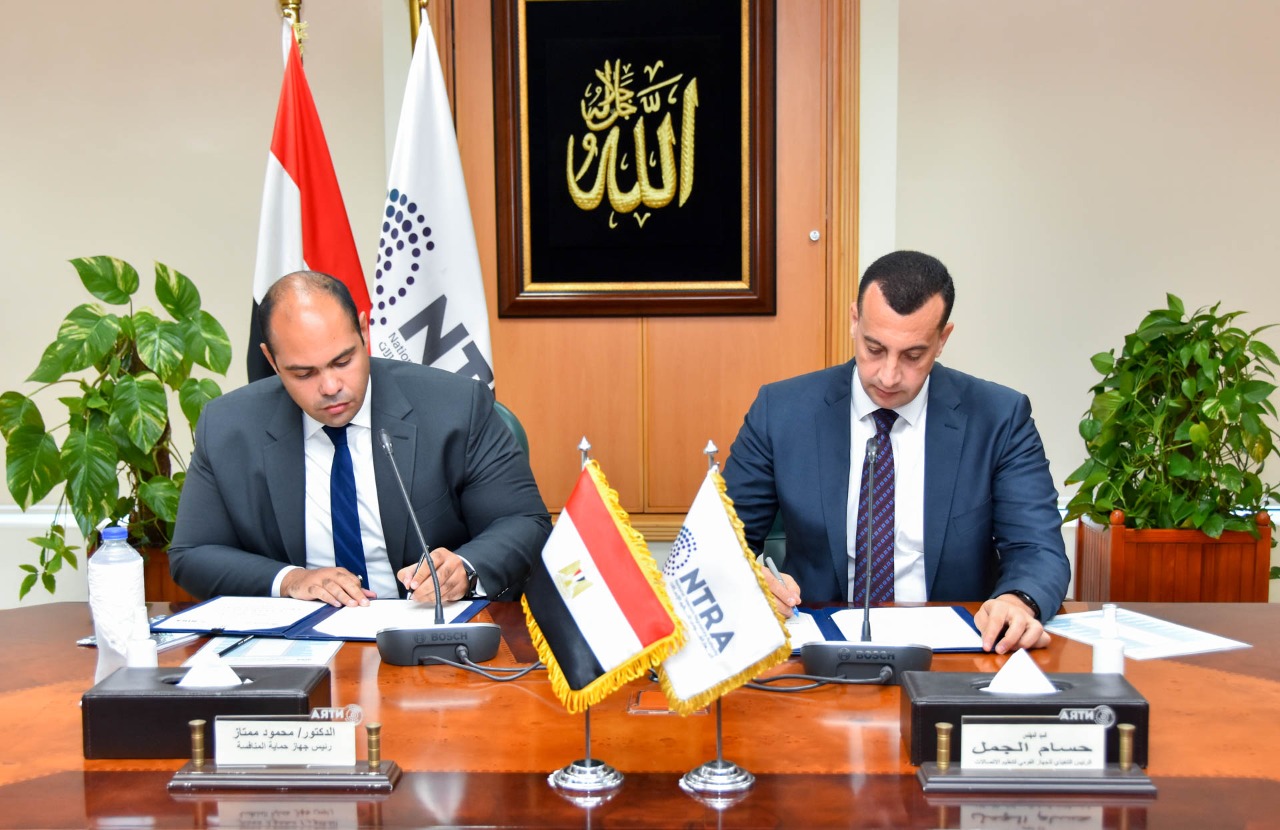 المهندس حسام الجمل والدكتور محمود ممتاز أثناء التوقيع