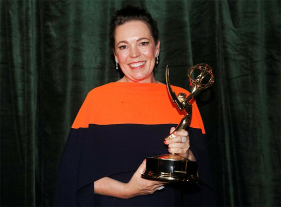 أوليفيا كولمان تحمل جائزة إيمي لأفضل ممثلة رئيسية في مسلسل درامي عن فيلم التاج.