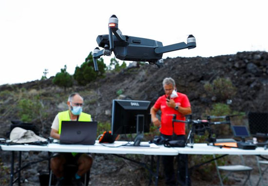 فنيون من معهد التعدين الجيولوجي في إسبانيا يصنعون طائرات بدون طيار لإجراء المسح التصويري