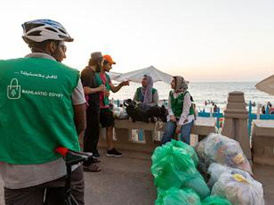 حملة موسعة بالإسكندرية احتفالا باليوم العالمى لتنظيف الشواطئ (8)
