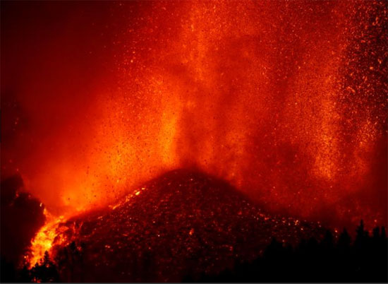 ارتفاع الحمم والدخان بعد ثوران بركان في حديقة كومبر فيجا الوطنية