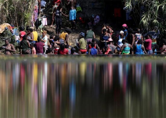 مهاجرون يطلبون اللجوء يستحمون في نهر ريو جراندي