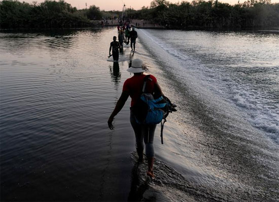 مهاجرون يطلبون اللجوء في الولايات المتحدة يسيرون في نهر ريو جراندي