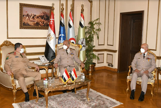 وزير الدفاع يلتقى نظيره اليمنى خلال زيارته الرسمية لمصر  (3)