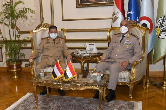 وزير الدفاع يلتقى نظيره اليمنى خلال زيارته الرسمية لمصر  (1)