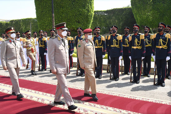 وزير الدفاع يلتقى نظيره اليمنى خلال زيارته الرسمية لمصر  (2)