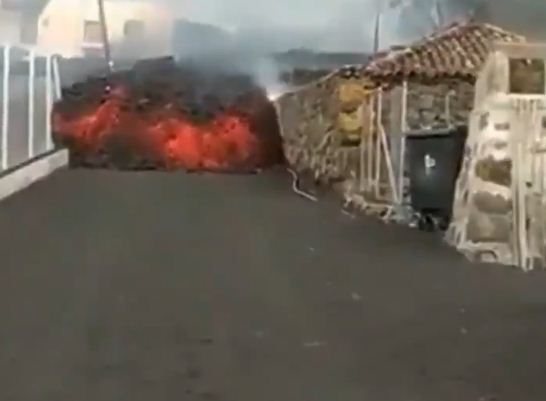حمم البركان فى شوارع الجزيرة