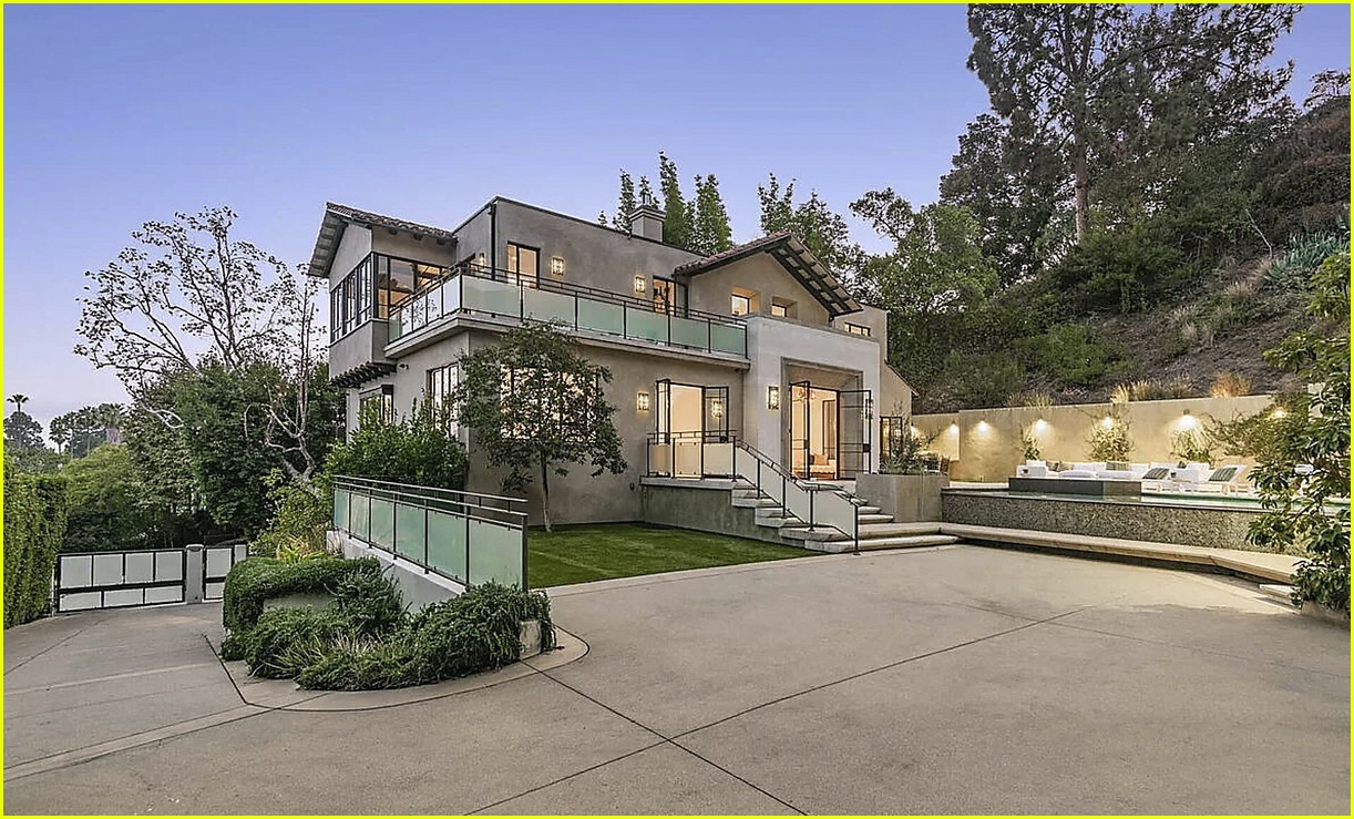 rihanna-is-selling-her-hollywood-hills-home-01