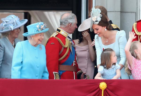 كيت والملكة باللون الازرق الفاتح