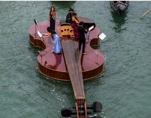 الفاعلية موسيقية على قارب كمان