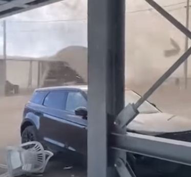 الاعصار يدمر المباني والسيارات