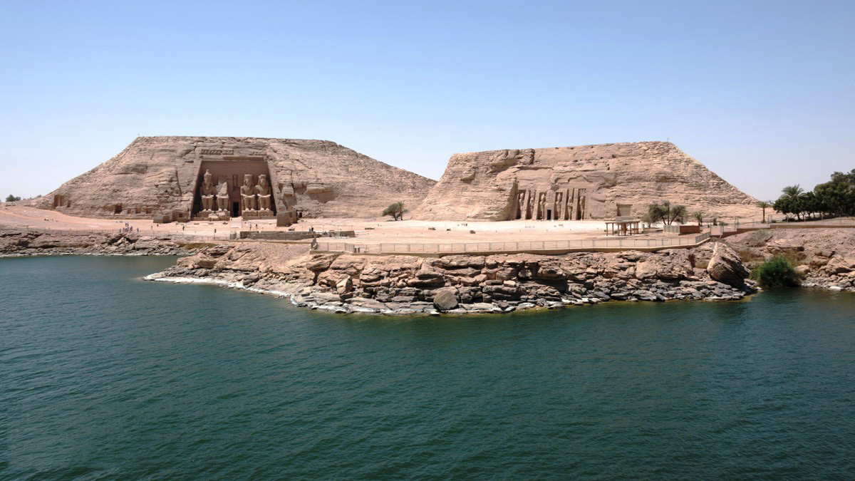 منظر جميل لمعبد ابو سمبل امام نهر النيل