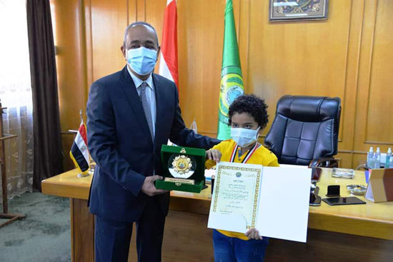 محافظ الإسماعيلية يكرم طفلا لحصوله على البطولة الدولية للرياضات الذهنية (5)