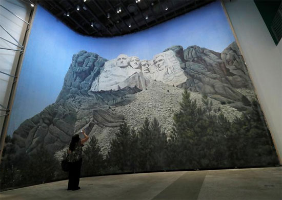 ضيف يلتقط صورة للوحة الخلفية لجبل راشمور المستخدمة في شمال شمال غرب