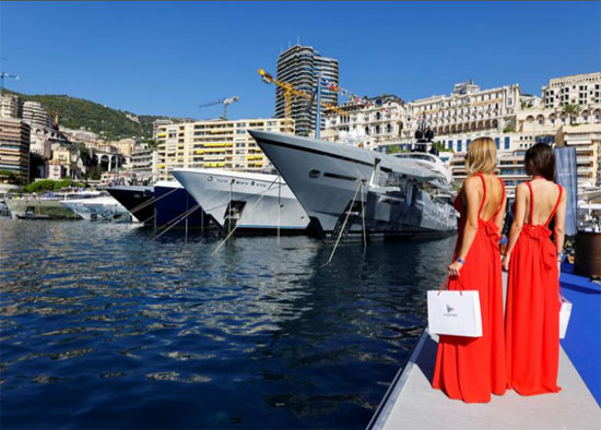 شوهدت القوارب الفاخرة خلال معرض موناكو لليخوت ، وهو أحد أرقى عروض قوارب المتعة في العالم