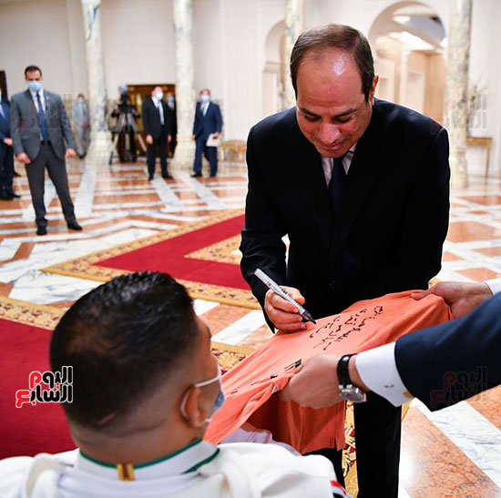 الرئيس السيسي يوقع لأحد أبطال مصر
