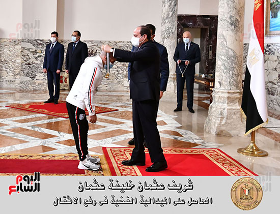 الرئيس السيسي يمنح وساما للاعب شريف عثمان خليفة