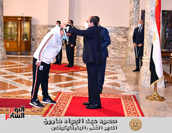 الرئيس السيسي يمنح وسام الرياضة لـ محمود عبد الجواد