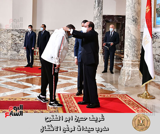 الرئيس يكرم شريف حسين أبو الفتوح مدرب سيدات رفع الأثقال