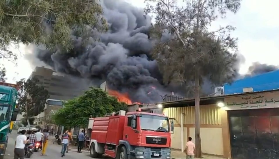 جانب من الحريق بالمصنع